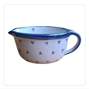 Pottery bowl with handle